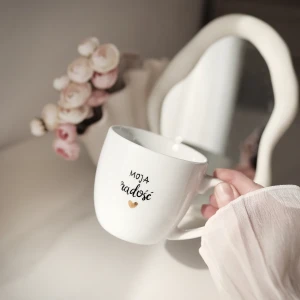 Prezent dla Mamy - Biały kubek porcelanowy 300 ml - motyw złotego serca z napisem Moja radość dla partnerki na rocznicę związku