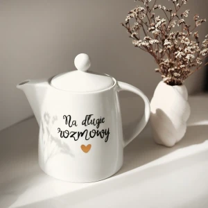 Prezent dla Mamy - Biały dzbanek porcelanowy 1 litra - motyw złotego serca z napisem Na długie rozmowy dla bliskiej osoby na urodziny