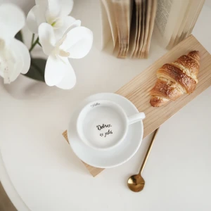Biała Filiżanka Porcelanowa Espresso ze Spodkiem 100 ml z napisem na krawędzi Tato, a na dnie Dobrze, że jesteś. Złote serce na froncie