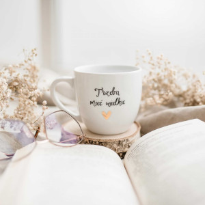 Biały Kubek Porcelanowy 300 ml - Napis Trzeba Mieć Wielkie Serce by Kształcić Małych Ludzi z Motywem Złotego Serca dla Nauczycielki na Dzień Nauczyciela