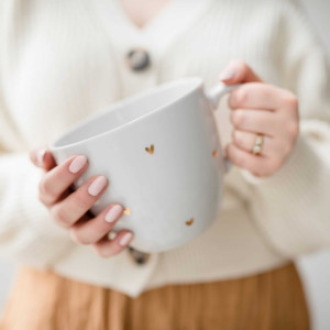 Biały Kubek Porcelanowy 1 litra - Motyw Złotych Serduszek na Walentynki dla Ukochanej Osoby