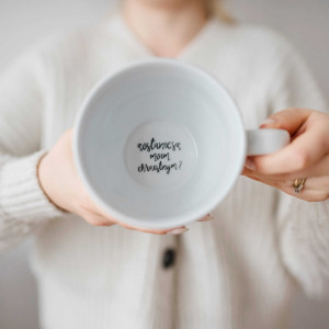 Biały kubek porcelanowy 500 ml - pytanie zostaniesz moim chrzestnym ze złotym sercem i napisem na dnie dla przyszłego chrzestnego na chrzciny