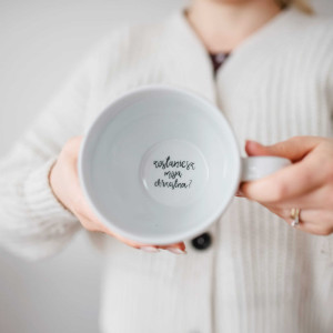 Biały kubek porcelanowy 500 ml - Motyw złotego serca z pytaniem zostaniesz moją chrzestną  - napis na dnie