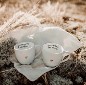 Zestaw 2 Białych Kubków Porcelanowych 300 ml - Motyw Złotego Serca i Napis Jedyną Miarą Miłości Jest Miłość Bez Miary dla Pary na Walentynki