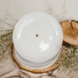 Biały talerz porcelanowy obiadowy 24 cm - motyw złotego serca dla bliskiej osoby na parapetówkę