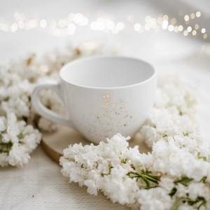 Biały kubek porcelanowy 500 ml - nakrapiane złotem zdobienie dla miłośniczki eleganckich dodatków na urodziny