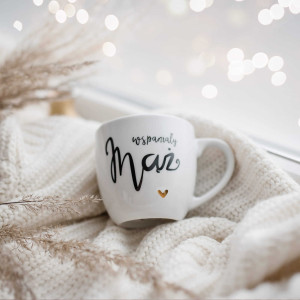 Biały kubek porcelanowy 300 ml - motyw złotego serca z napisem Wspaniały mąż dla męża na rocznicę ślubu