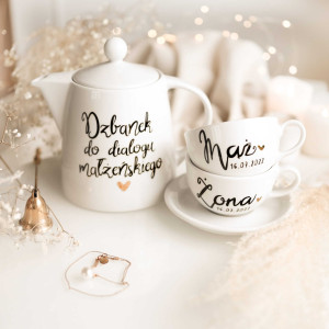 Zestaw białych naczyń porcelanowych - dzbanek 1 litr i 2 filiżanki 250 ml - motyw mąż żona z datą i złote serce na ślub dla pary młodej