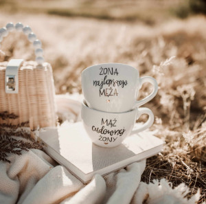 Prezent na ślub - Zestaw 2 Białych Kubków Porcelanowych 500 ml - Napisy Mąż Cudownej Żony i Żona Najlepszego Męża z Motywem Złotego Serca na Walentynki dla Pary