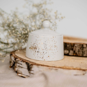 Biała cukiernica porcelanowa - motyw nakrapiania złotem dla mamy na Dzień Matki