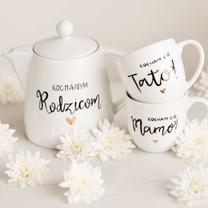 Zestaw biały dzbanek porcelanowy 1 litra z napisem Kochanym rodzicom i 2 kubki porcelanowe 300 ml z motywem złotego serca z napisami Kocham Cię Mamo i Kocham Cię Tato dla rodziców na rocznicę