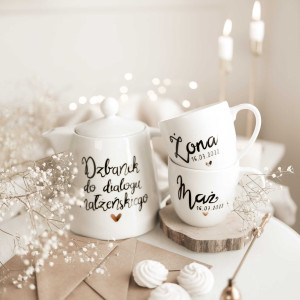 Zestaw Białych Naczyń Porcelanowych z Personalizacją 1 litra + 300 ml - Dzbanek do Dialogu Małżeńskiego i 2 Kubki Napisy Mąż i Żona z Datą oraz Motywem Złotego Serca na Każdą Okazję dla Nowoż