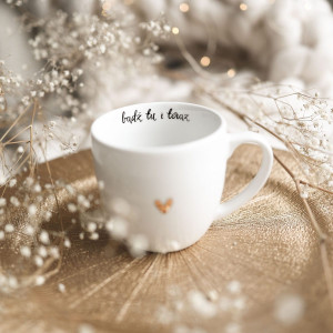 Biały kubek porcelanowy 300 ml - napis bądź tu i teraz ze złotym sercem dla miłośników uważności na urodziny