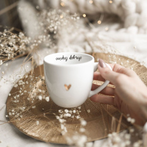 Biały kubek porcelanowy 300 ml - motyw złotego serca i napisu oczekuj dobrego dla bliskiej osoby na urodziny