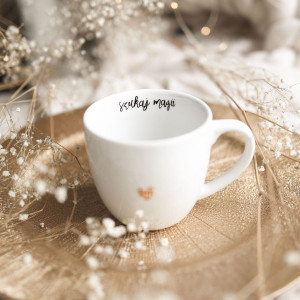 Biały kubek porcelanowy 300 ml - motyw złotego serca z napisem Szukaj magii dla przyjaciółki na urodziny