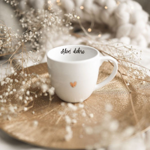 Biały kubek porcelanowy 300 ml - napis Chłoń dobro ze złotym sercem dla przyjaciółki na urodziny