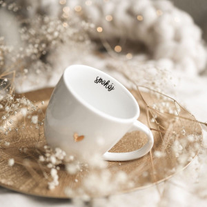 Biały kubek porcelanowy 300 ml - motyw złotego serca z napisem Spokój dla bliskiej osoby na każdą okazję