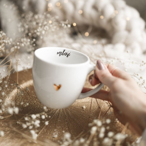 Biały kubek porcelanowy 300 ml - motyw złotego serca z napisem Miłość dla bliskiej osoby na walentynki