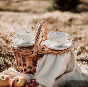 Zestaw 2 białych filiżanek porcelanowych ze spodkami 250 ml - napis mąż żona ze złotym sercem dla pary na rocznicę ślubu