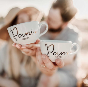 Prezent na ślub - Zestaw 2 białych filiżanek porcelanowych ze spodkami 250 ml - personalizowany napis pan i pani z nazwiskiem z motywem złotego serca na każdą okazję dla pary