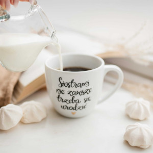 Biały Kubek Porcelanowy 300 ml - Napis Siostrami Nie Zawsze Trzeba Się Urodzić i Złote Serce na Dzień Kobiet dla Przyjaciółki
