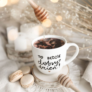 Biały Kubek Porcelanowy 300 ml - Motyw Złotego Serca i Napis To Będzie Dobry Dzień dla Optymistki na Nowy Rok