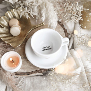 Biała filiżanka porcelanowa 250 ml ze spodkiem - motyw złotego serca z napisem na dnie doceniam codzienność dla bliskiej osoby na podziękowanie