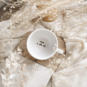 Biała filiżanka porcelanowa ze spodkiem 250 ml - złote serce i napis na dnie mam w sobie siłę dla kobiety na dzień kobiet