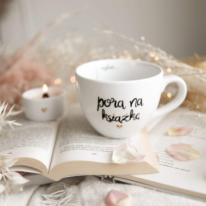 Biały Kubek Porcelanowy 500 ml - Napis Pora na Książkę z Motywem Złotego Serca dla Miłośniczki Czytania na Światowy Dzień Książki