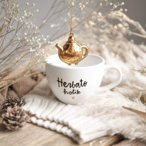 Biały kubek porcelanowy 500 ml - motyw złotego serca z napisem Herbatoholik dla miłośników herbaty na urodziny