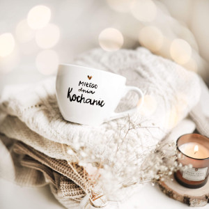 Biały kubek porcelanowy 500 ml - motyw złotego serca i napisu miłego dnia kochanie dla partnera na walentynki