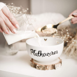 Biała miska porcelanowa - motyw złotego serca i napisu płatkożerca dla miłośnika śniadań na urodziny