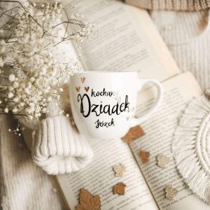 Biały kubek porcelanowy z personalizacją 300 ml - Motyw złotego serca z napisem kochany dziadek i imieniem na każdą okazję dla dziadka