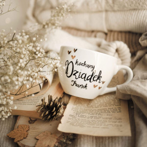 Biały kubek porcelanowy z personalizacją 500 ml - napis kochany dziadek z imieniem i złotym sercem dla dziadka na każdą okazję