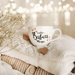 Biały kubek porcelanowy z personalizacją 500 ml - Złote serce i napis kochana babcia z imieniem dla babci na każdą okazję