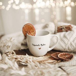 Biały kubek porcelanowy 300 ml - napis wspaniała babcia ze złotym sercem dla babci na dzień babci