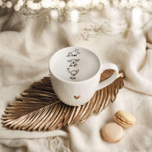 Biały kubek porcelanowy 300 ml - grafika trzy małe pieski dla miłośników psów na urodziny