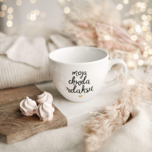 Biały kubek porcelanowy 500 ml - motyw chwili relaksu dla miłośniczki herbaty na urodziny