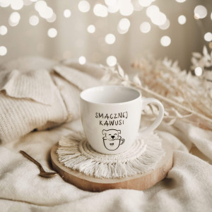 Biały kubek porcelanowy 300 ml - grafika pieska i napis smacznej kawusi dla miłośnika psów na urodziny