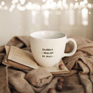 Biały kubek porcelanowy 1 litra - napis sekundka i wracam do pracy dla pracownika biurowego na urodziny
