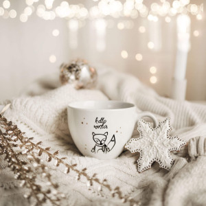 Biały kubek porcelanowy 500 ml - zimowy napis hello winter dla miłośników zimy na Boże Narodzenie