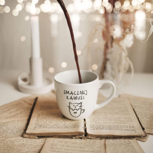 Biały kubek porcelanowy 300 ml - motyw kotka z napisem smacznej kawusi dla miłośniczki kawy na urodziny