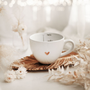 Biały kubek porcelanowy 500 ml - napis cisza spokój chill na urodziny dla introwertyka