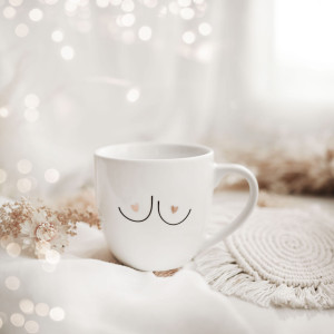 Biały kubek porcelanowy 300 ml - zabawna grafika Boobies dla przyjaciółki na urodziny