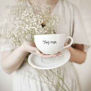 Biała Filiżanka Porcelanowa z Talerzykiem z Personalizacją 350 ml - Twój Napis dla Bliskiej Osoby na Każdą Okazję
