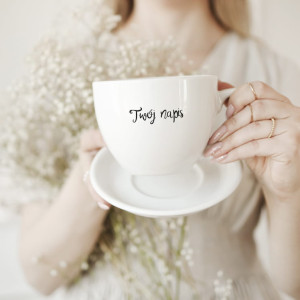 Biała filiżanka porcelanowa z talerzykiem z personalizacją 500 ml - twój napis na każdą okazję dla bliskiej osoby