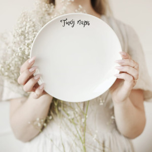 Biały talerz porcelanowy z personalizacją 20 cm - Twój napis na każdą okazję dla bliskiej osoby