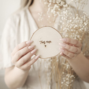 Drewniana podkładka pod kubek z personalizacją dla bliskiej osoby na każdą okazję