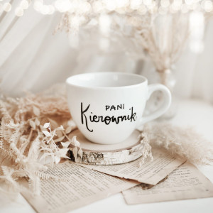 Biały kubek porcelanowy 500 ml - napis pani kierownik dla szefowej na dzień szefa