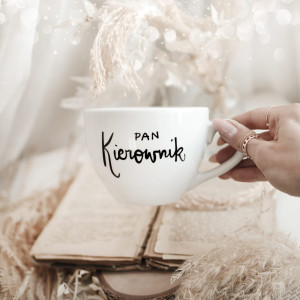 Biały kubek porcelanowy 500 ml - napis Pan kierownik dla szefa na Dzień Szefa